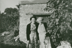 002111 Mrs Richards and Iris outside Cresta c1960