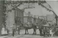 000999 Horse and cart under decorated arch at Cross 1911