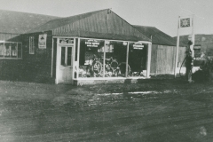002586 Crouch's Garage in Station Road showing Ilminster's first petrol pump c1926