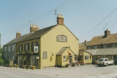 003238 Royal Oak, Cross, Ditton Street showing the pub and car park 1992