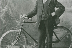 000952 Man with a bicycle c1910