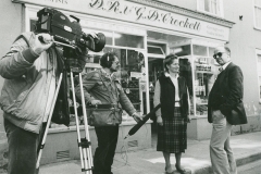 000595 Swiss television talking to Rosa Davies outside the shop occupied by the Fanconi family in the 1930's and 1940's c1980